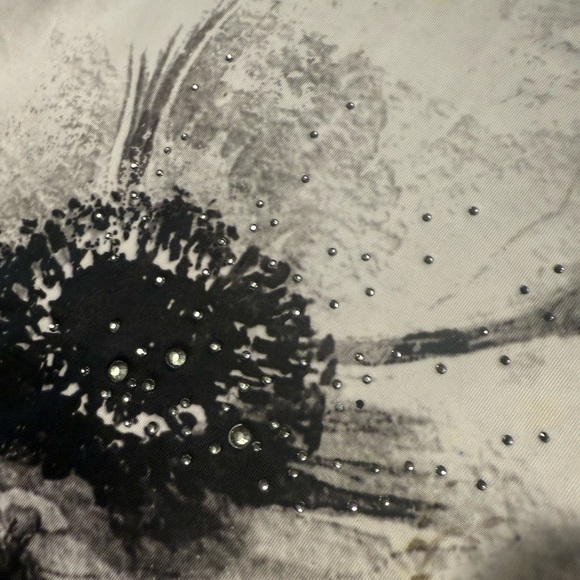 Laura Ashley White and Gray Sleeveless Scoop Neck Blouse - Picture 4 of 6